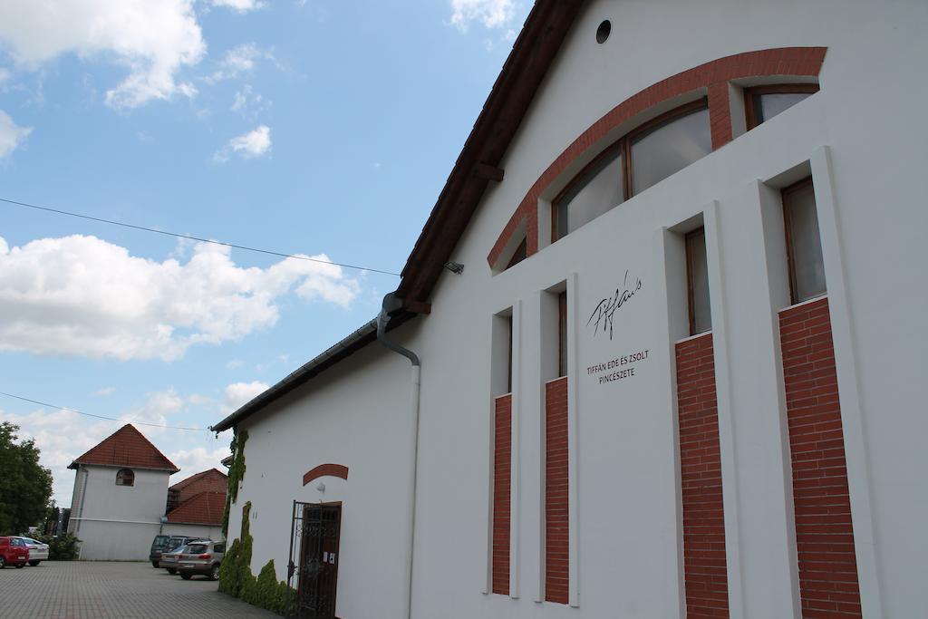 Hotel Tiffan'S Pinceszet Es Panzio Villány Exterior foto