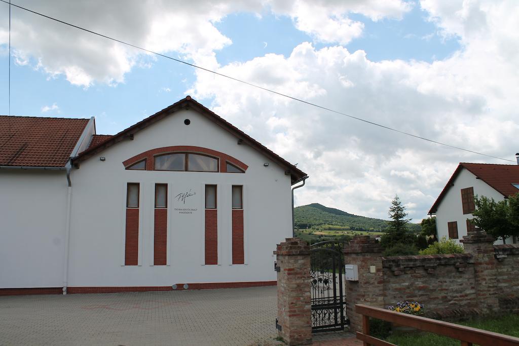Hotel Tiffan'S Pinceszet Es Panzio Villány Exterior foto