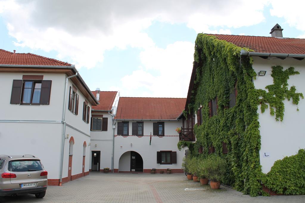 Hotel Tiffan'S Pinceszet Es Panzio Villány Exterior foto