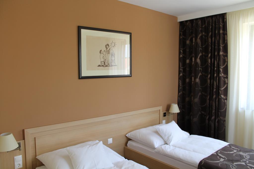 Hotel Tiffan'S Pinceszet Es Panzio Villány Zimmer foto